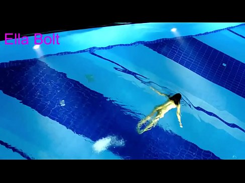 ❤️ Ik kin net ophâlde te sjen, jonge blonde fongen neaken swimmen yn ELLA BOLT resort pool ☑ Moaie porno by porno fy.filmepornonline.ru ❤